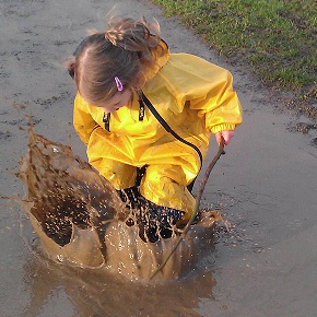 непромокаемый комбинезон желтый от Tuffo, играем с песком.